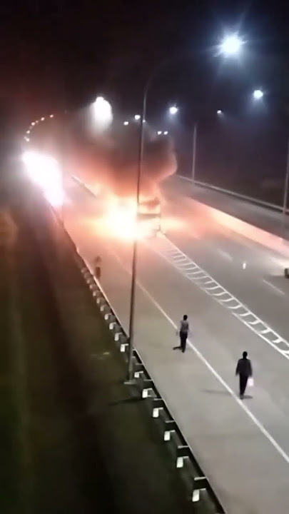 Bus Shantika Terbakar di Tol Semarang-Batang, Seluruh Penumpang Selamat!