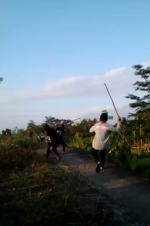 tawuran 1 lawan 2 di bacok sampai mati.sadis