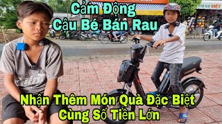 Cảm Động Cậu Bé Bán Rau Mồ Côi Mẹ Lại Được Nhận Thêm Món Quà Đặc Biệt Cùng Số Tiền Lớn Từ Quý MTQ