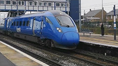 Lumo Class 803 vs Thameslink Class 700 - 125mph race through St Neots during delays
