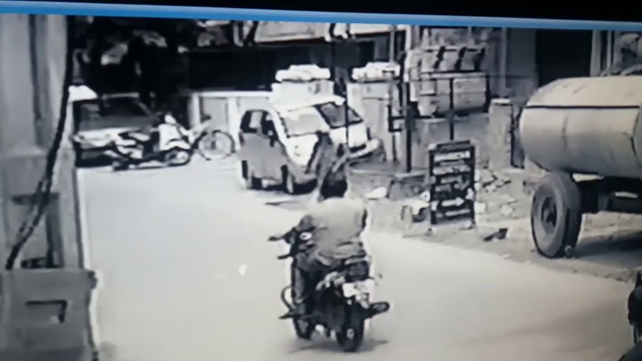 Thief caught on camera while stealing a bicycle - YouTube