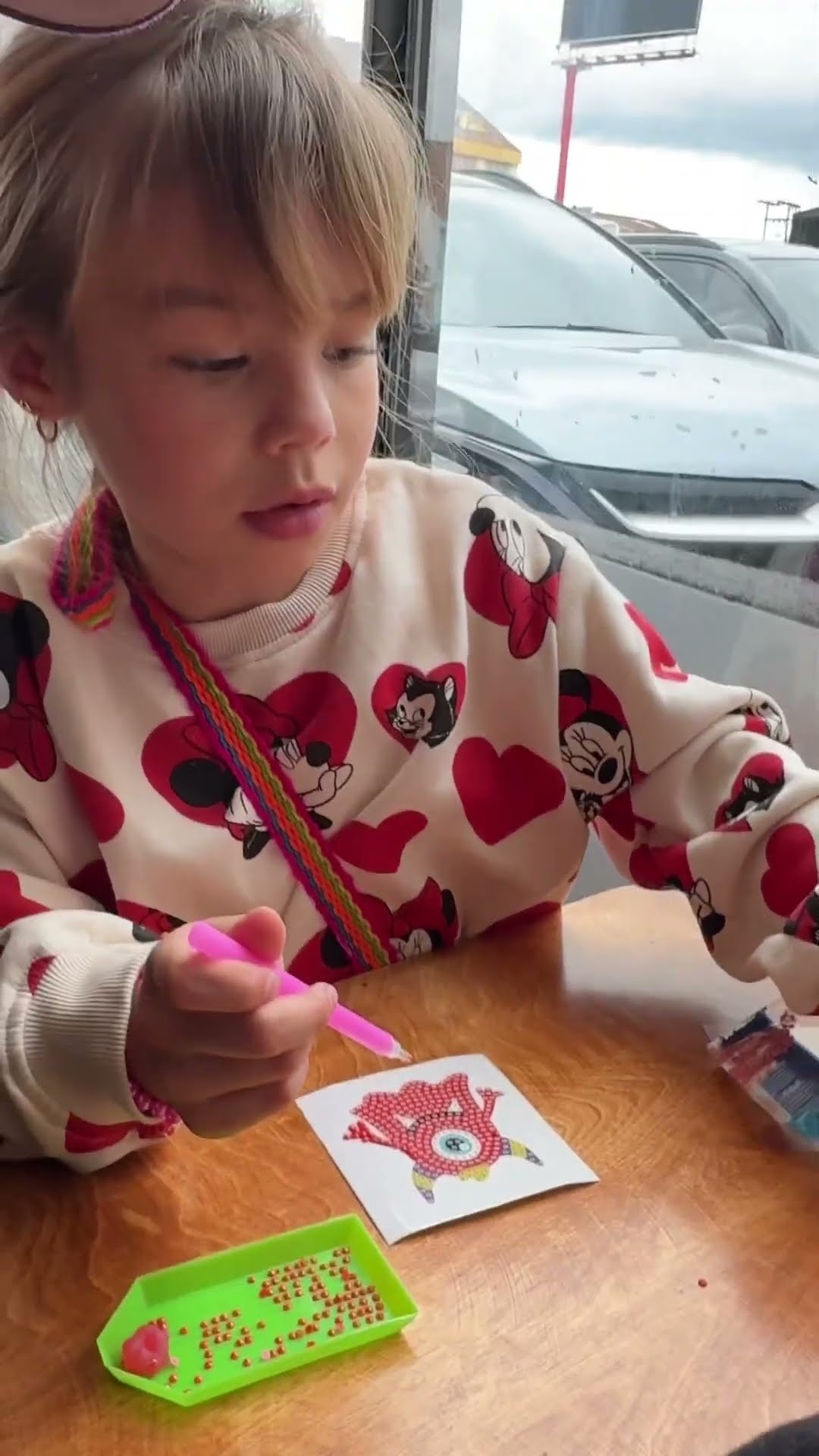 Kendall llena un dibujo de puros puntos #humor #cosasdefamilia #comedia #cosasdecasa #funny #shortv