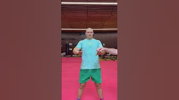 Usyk showing off his reflexes 🐈