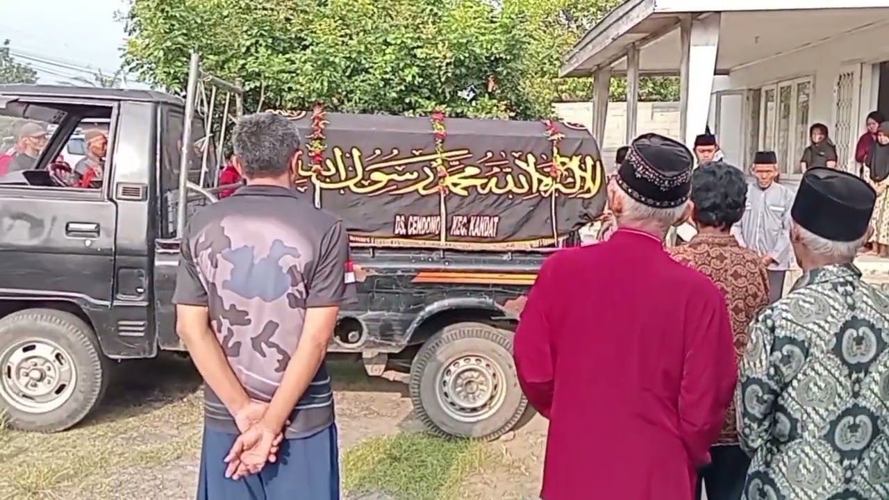 Proses persiapan pemberangkatan dan do'a jenazah Mas Indiawan ke Pemakaman