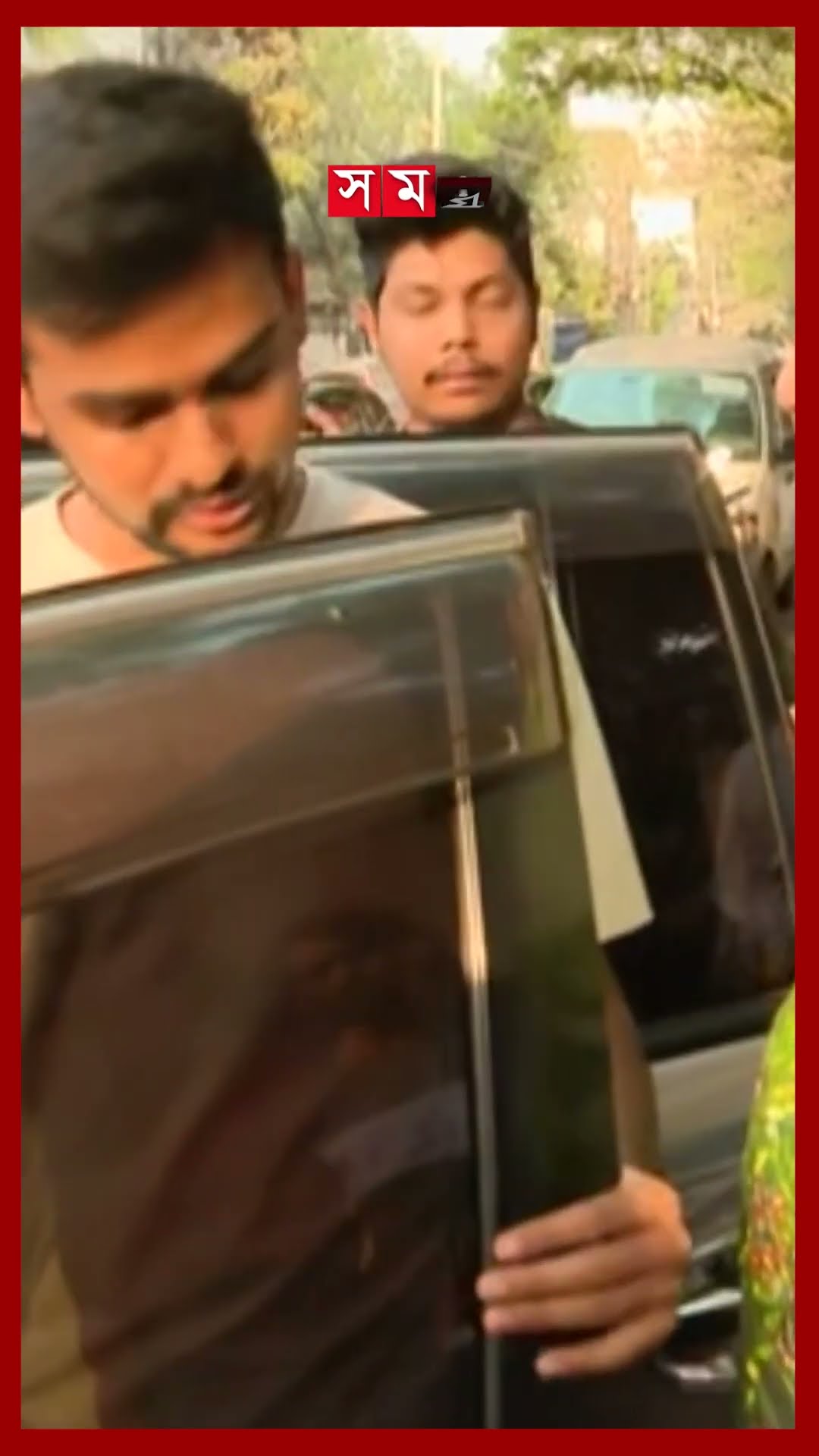 পল্টন থেকে আটক সেই আরমানকে ছাড়ালেন উপদেষ্টা আসিফ #Asifmahmud #Somoynews #somoytv #shorts