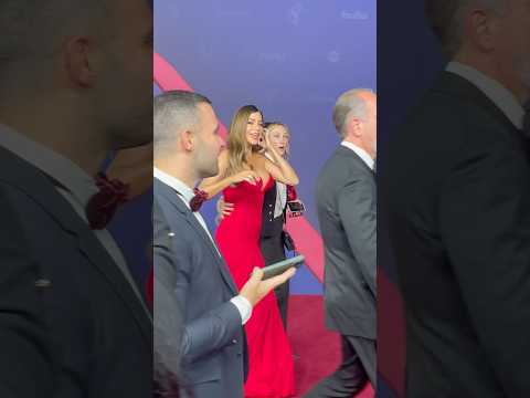 Sofía Vergara Walks Quicky Down The Red Carpet In Dolce & Gabana | Emmy Awards 2024  #Shorts