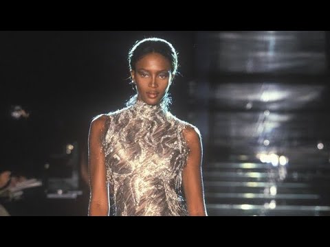 Louis Vuitton Fall/Winter 1999/2000 RTW Show ft Naomi Campbell