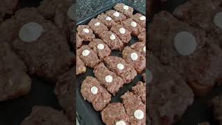 Горячие бутерброды с мясным фаршем- забытое, однако вкусное и сытное блюдо нашей молодости.