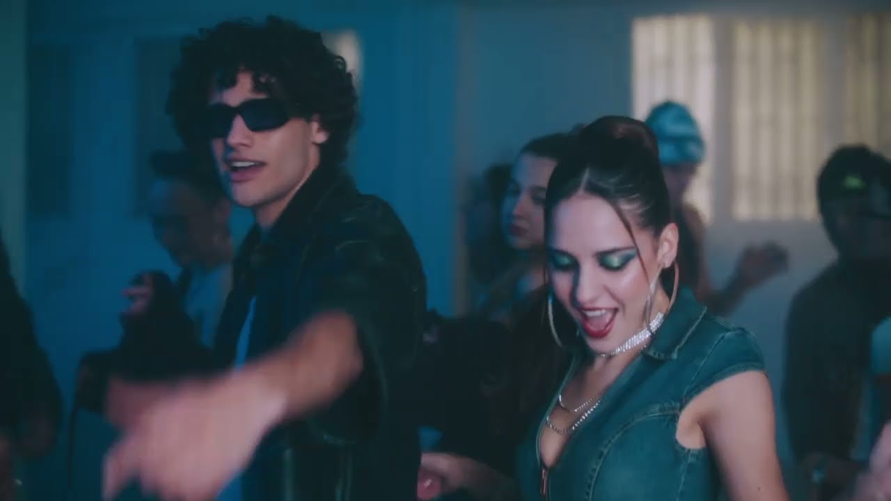 Watch Kasmi, Pablito - Close 2 Me (Video Oficial) on YouTube