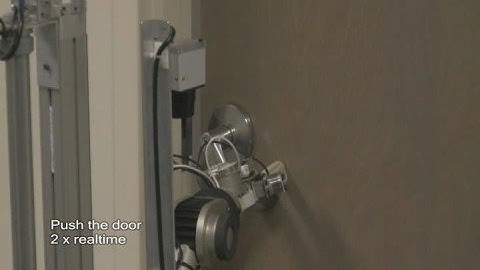 El-E: Robot opens door