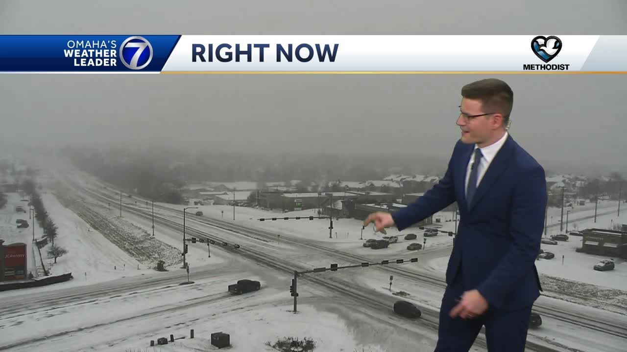 Light to moderate snow falling in Omaha area - YouTube