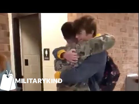 Soldier tricks mom and brother for surprise homecoming hugs | Militarykind