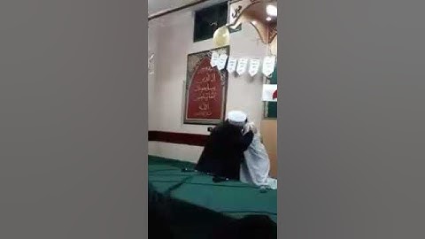 مشهد مؤثر جدا. أب يقبل قدم ابنه لأنه ختم القرآن الكريم