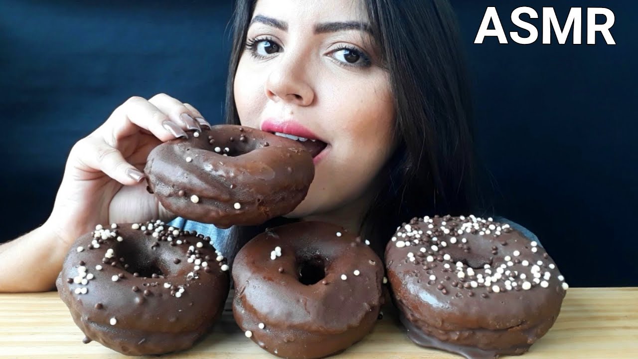 ASMR COMIDA DOCE - DONUTS DE CHOCOLATE (MUKBANG) SONS DE MASTIGAÇÃO