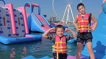 Watersporten voor kinderen 💦 Duiken, surfen en hindernisbanen in waterparken