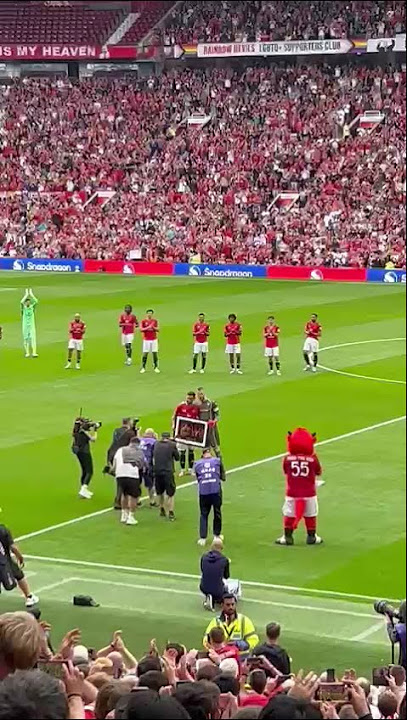 Man United honour David de Gea ahead of friendly vs. Fiorentina 👏