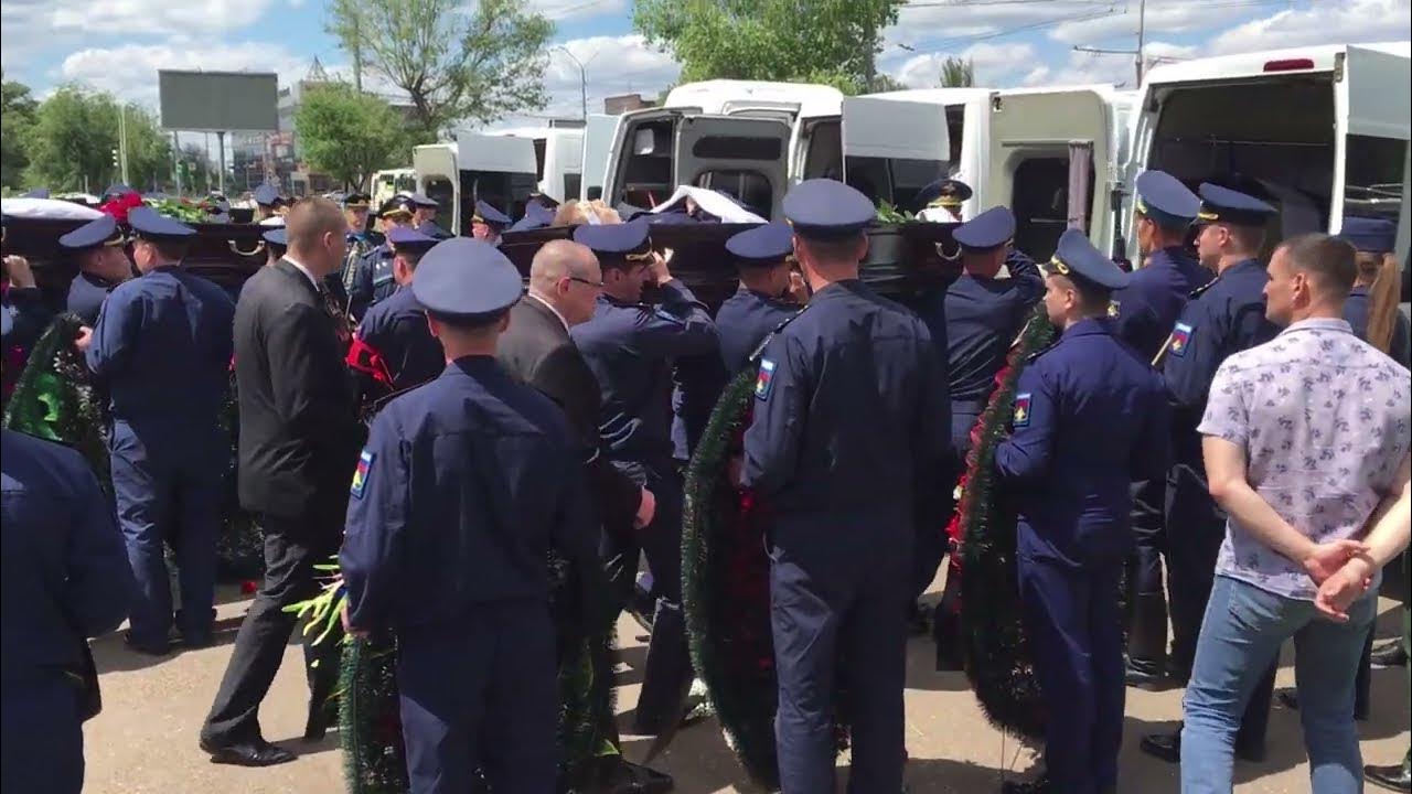 Оренбург прощание с экипажем ил. Прощание с экипажем ил 76 в Оренбурге. Прощание с летчиками ил 76 Оренбург. Ил 76 Рязань прощание экипажа.