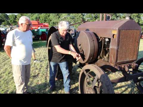 Vidéo: Comment démarrer un vieux tracteur John Deere ?