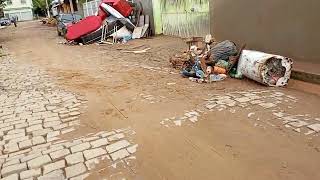 Depois da enchente em Apiacá ES sobre rua Cândido Peralva como ficou assim destruí na enchente.