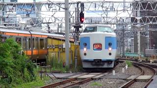189系M50編成(ニューあずさ色)充当 ホリデー快速富士山号 新宿駅入線(警笛・幕回しあり)