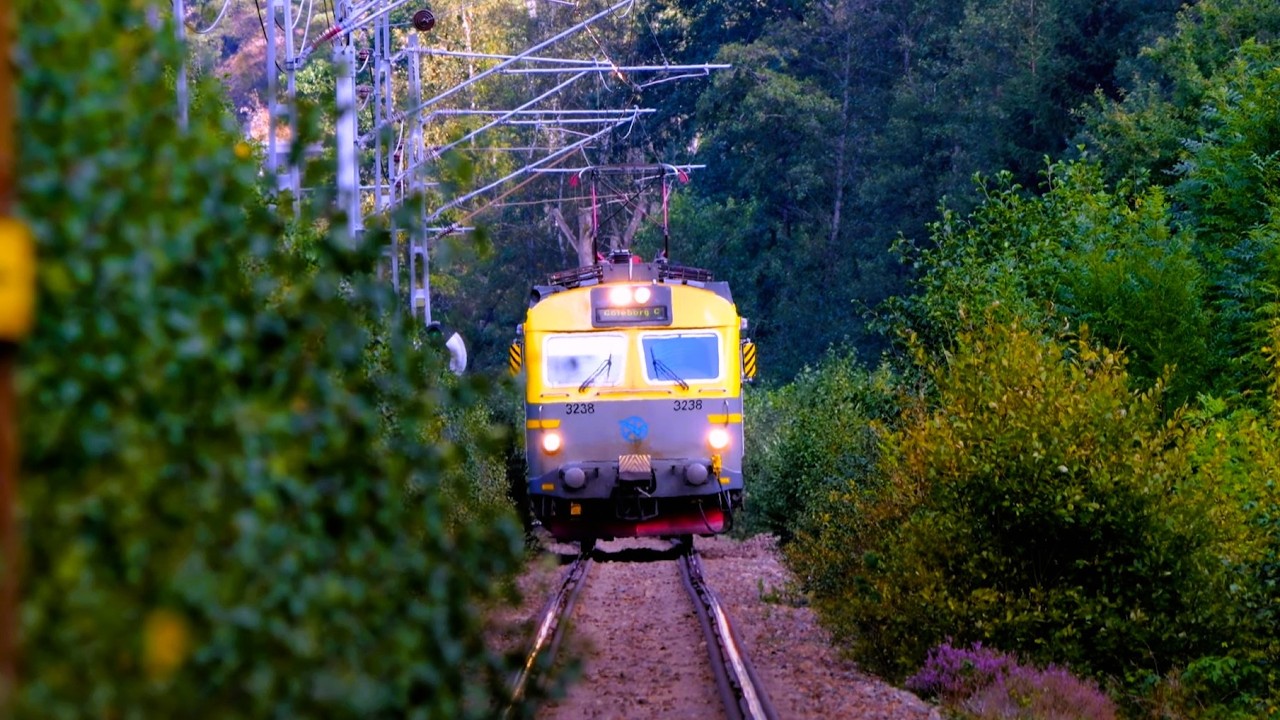 Tåg vid gamla Härryda Station och Landvetter Station på Boråsbanan