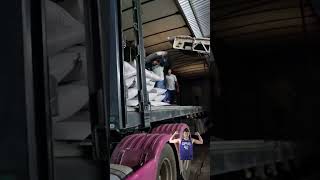 Enquanto Uns Dormem, Outros Carregam Na Madrugada