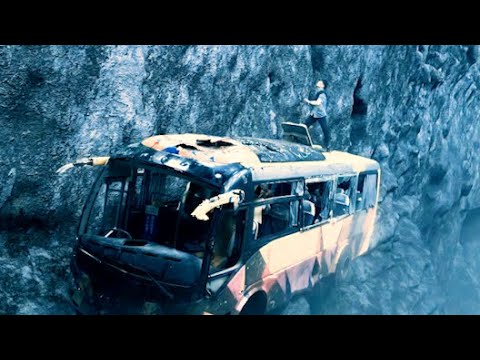 公交車被颱風刮到懸崖，司機為救乘客冒險攀崖求生！ 【終極颱風 Super Typhoon】|動作 災難|【電影派對】