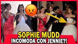 JENNIE MALTRATADA POR SOPHIE MUDD?! MOMENTO TENSO EN CANNES 2023? KPOPNEWS BLACKPINK