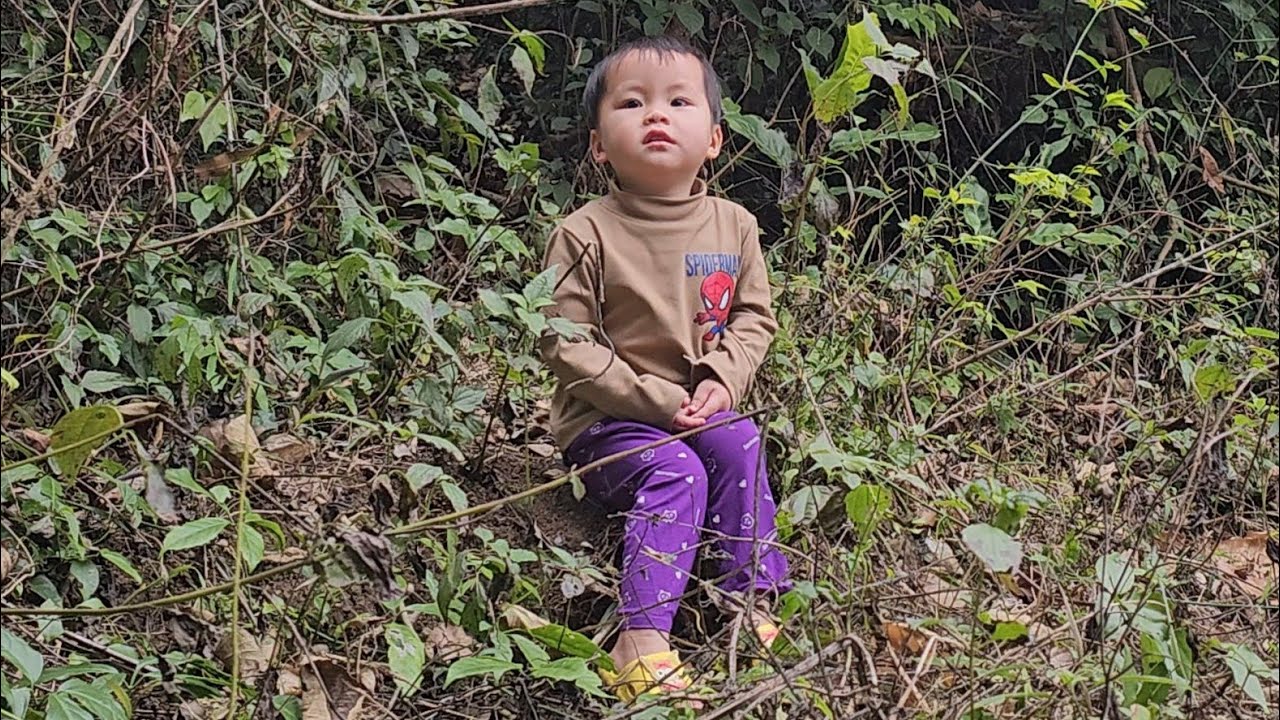 The happiness of a single mother who reunited with her lost child in ...