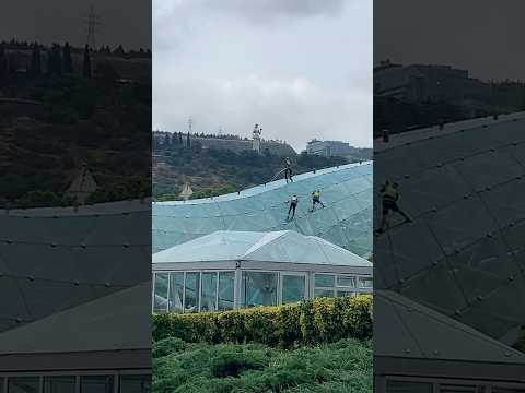 العمل في تنظيف جسر السلام في تبليسي جورجيا عمال عمل في تبليعقود عمل