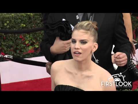 Anna Chlumsky arrives at the 2016 SAG Awards