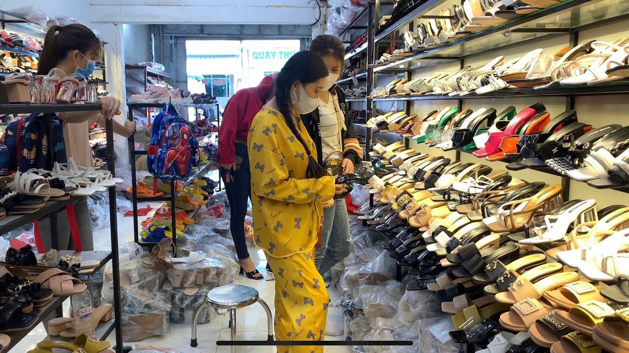 Buổi Chiều Đi Mua Dép Của Ba Chị Em Tại Chợ Mỏ Cày Nam