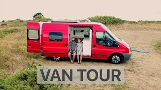 Junges Pärchen baut Ford Transit aus um darin das ganze Jahr zu wohnen  Van Life Room Tour