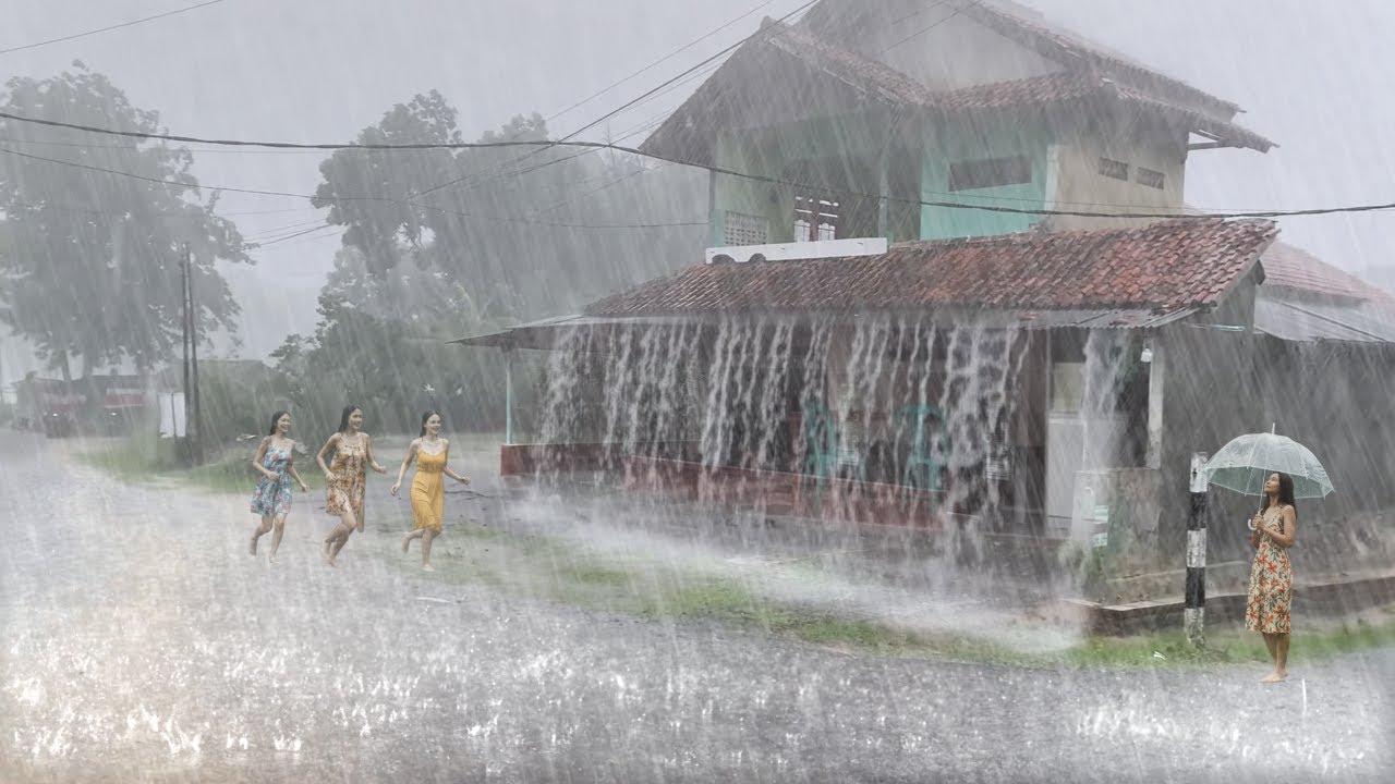 Сильный дождь и сильный ветер обрушились на деревню Красной почвы ⛈️ | Дождь для сна