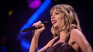 Taylor Swift Swallows Bug Onstage and Asks Fans to Sing 