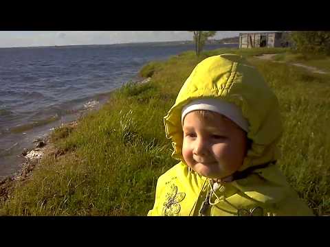 Маленькая Диана 1,5 годика играет с высокой травой Lady Diana 1,5 year old playing with high grass