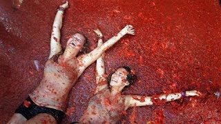 Tomato-Throwing Festival Celebrated in Spain