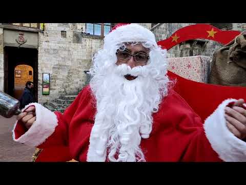 L'intervista a Babbo Natale in piazza Duomo