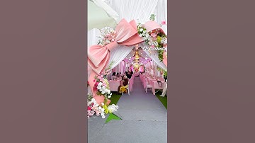 Cổng nơ khổng lồ kết hợp hoa lá, điểm nhấn khác biệt cho một chiếc rạp cưới xu hướng năm 2025