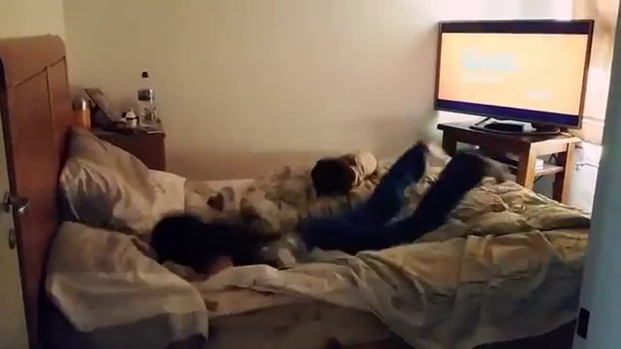 Nena se golpea con la cama haciendo piruetas