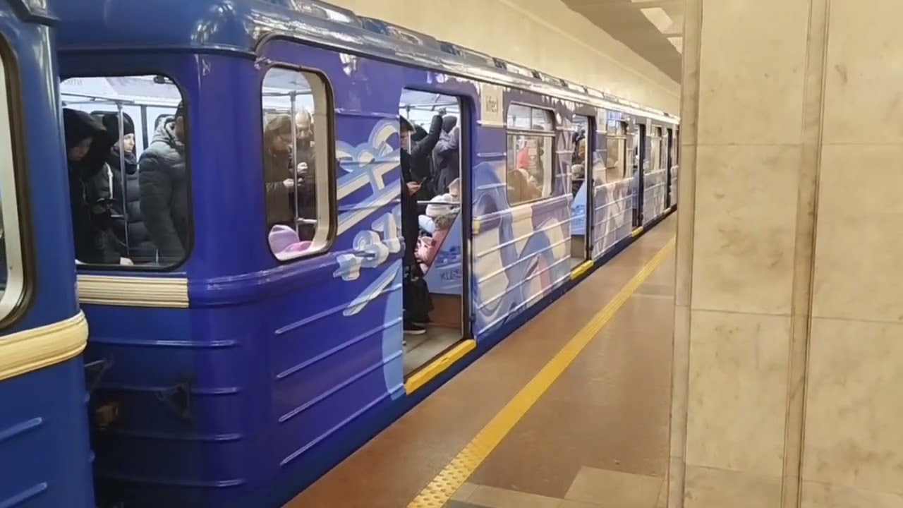 Электропоезд с вагоном, обклеенном в рекламу мобильного оператора life:) // 2 декабря 2024 года