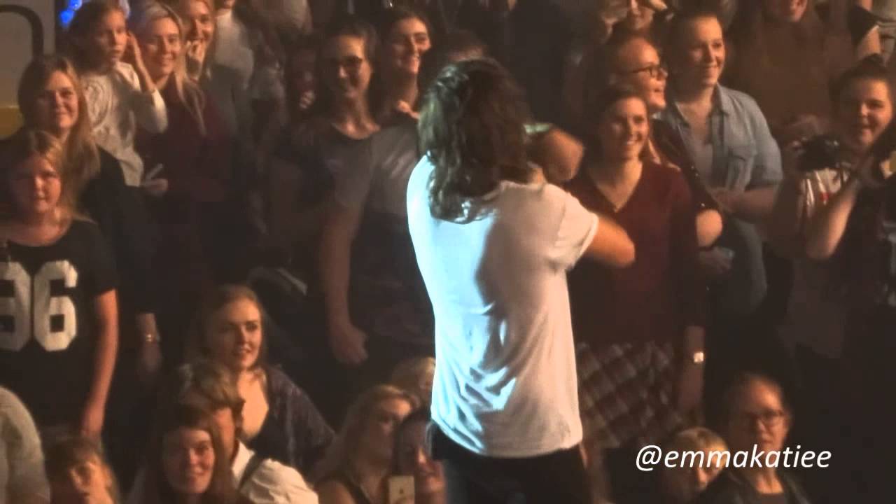 One Direction - Harry/Louis talking to the crowd | Sheffield