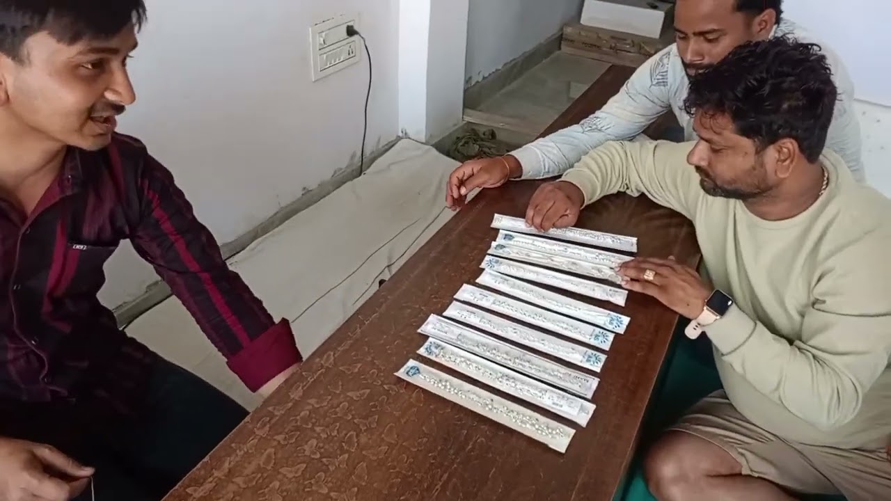 जौनपुर जनपद के पट्टीनारेन्द्रपुर बाजार में सभी दुकानदार भाईयो ने होली की दे रहे हैं शुभकामनाएं। 