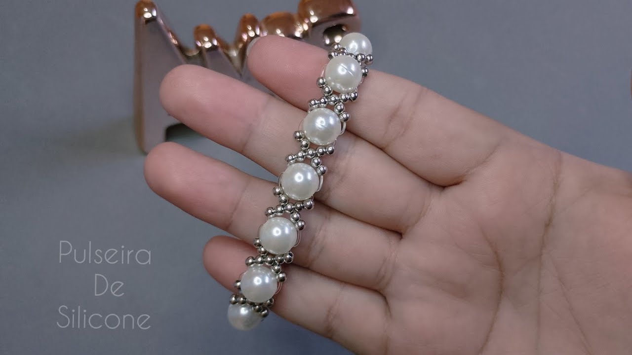 Pulseira de pérolas no fio de silicone.