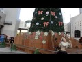 クリスマスツリーの前でチャラの曲で踊る、mayumi