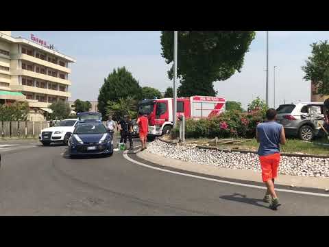 Incidente auto camion sulla rotonda di viale Porta Po a Rovigo