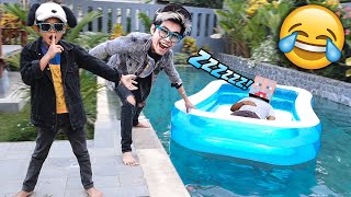 DIA GA BANGUN!!! PRANK PINDAHIN KASUR BAPAK GILE KE KOLAM RENANG!!! WKWKWKW