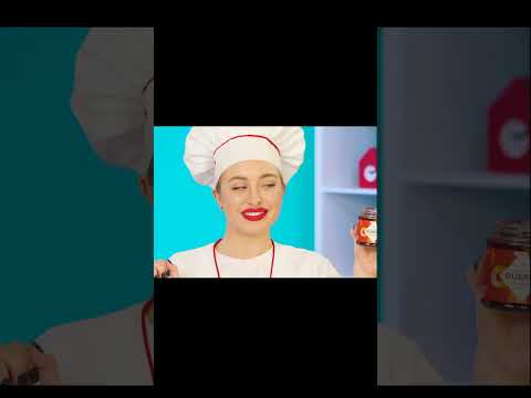 رئيس الطهاة يطهو البطاطس المقلية