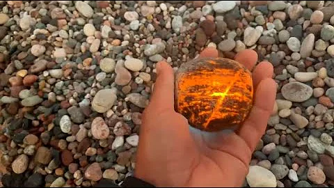 男子在海边散步，意外捡到一块发光石头，专家：你发财了！ - 天天要闻