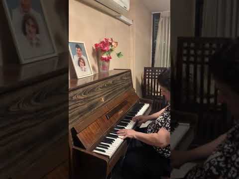 მარინკა ვუკრავ  პიანინოზე (1)